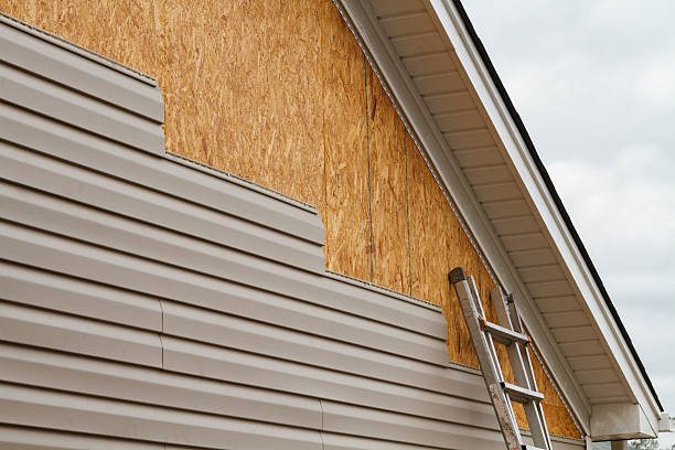 Professional Siding Contractor technician working in Glen Easton, WV